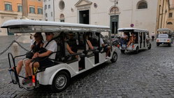 Major city eyes crackdown on golf cart tours as furious locals push back Education WA