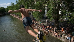 Popular city bans public alcohol amid heat wave as people take risks to cool down Education WA